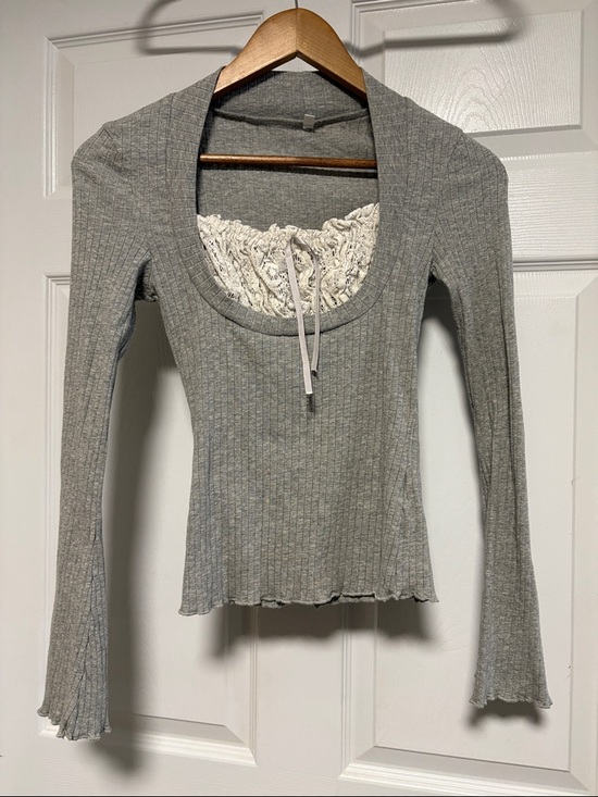Tops - Ribbed Scoop Neck Long Sleeve Top with Lace Inset - Gray